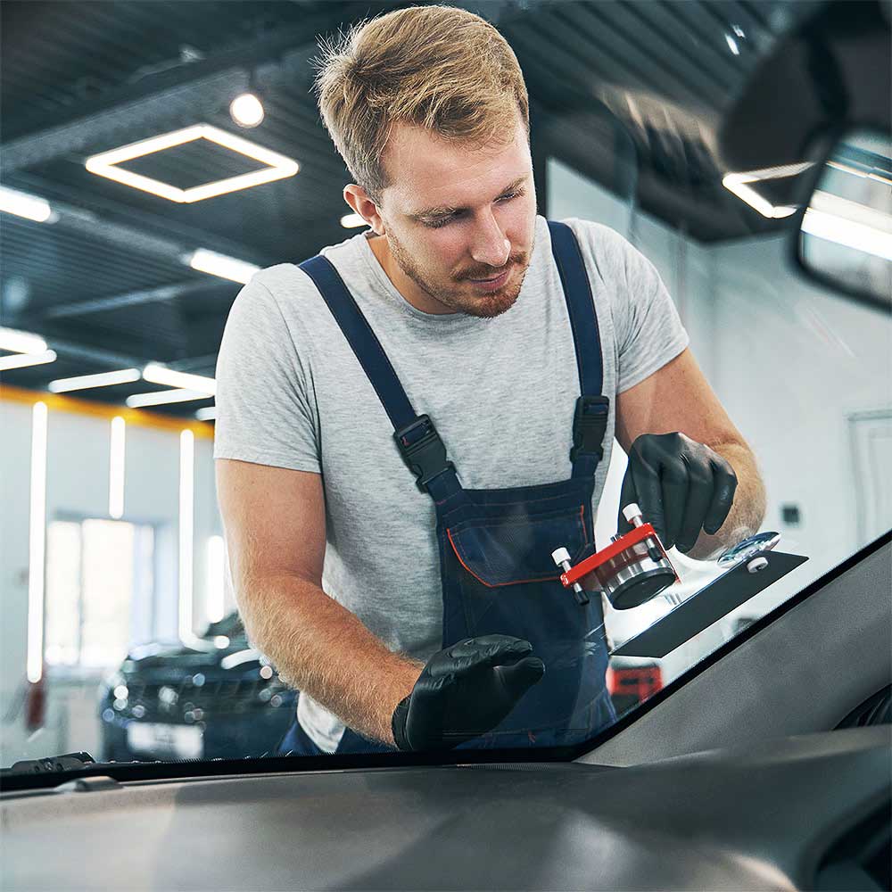 Autoglaser, der in Liederbach am Taunus eine Windschutzscheibe repariert